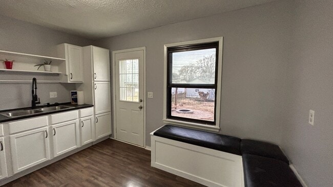 Building Photo - 3 Bedroom House