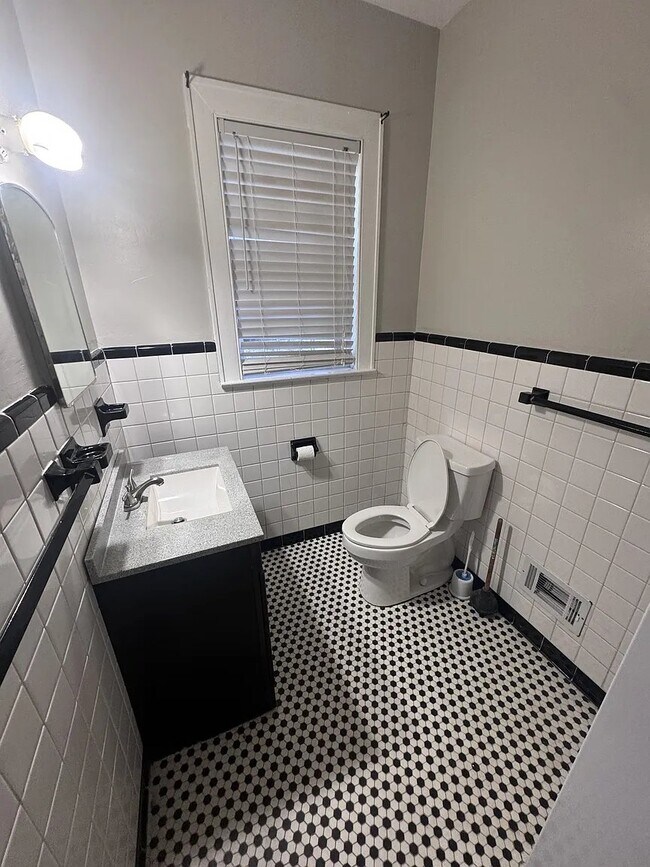 Building Photo - 806 Holloway Ave