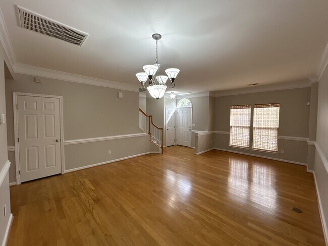Foto del edificio - Spacious, gorgeous 3 BR 2.5 BA townhome in...