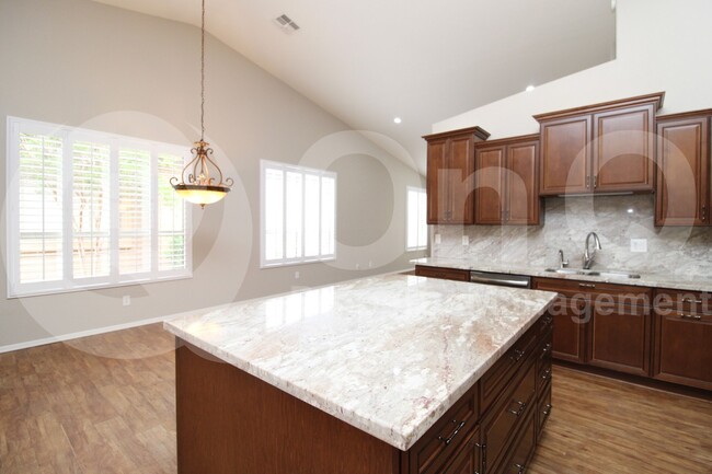Building Photo - 9634 E Rocky Lake Dr