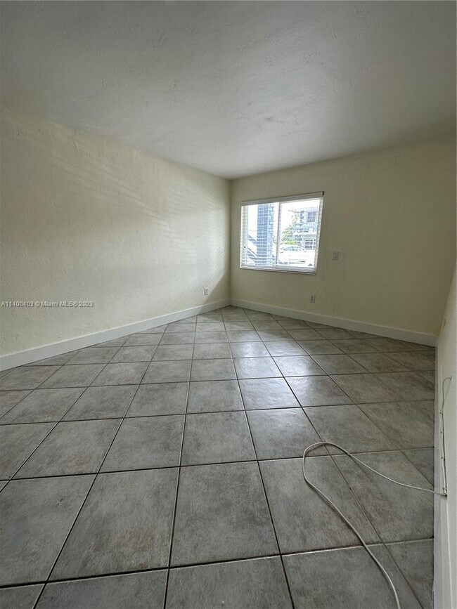 Building Photo - 2115 NE 37th Dr
