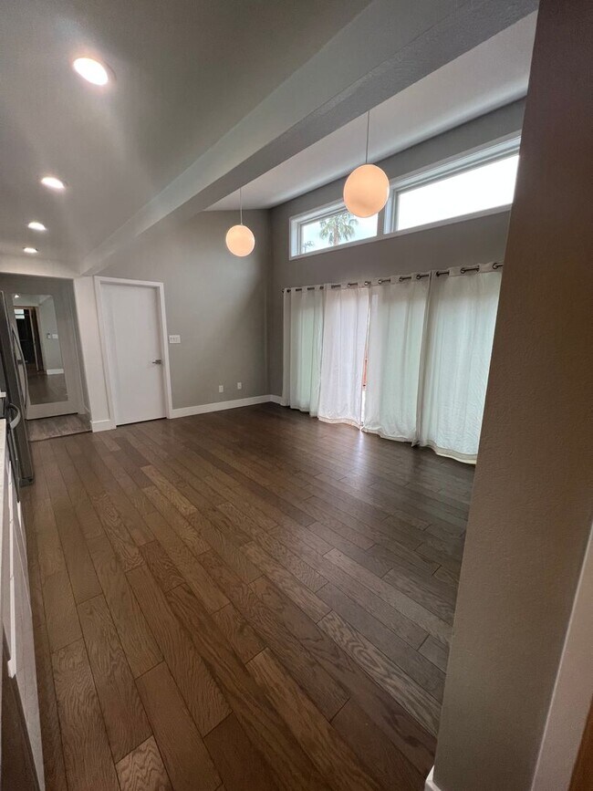 Foto del edificio - 2 bed/2 bath charming TINY house in Concord