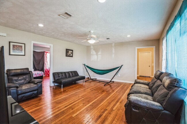 Foto del edificio - 1301 Oaks Dr