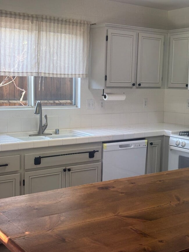 Building Photo - Awesome Property