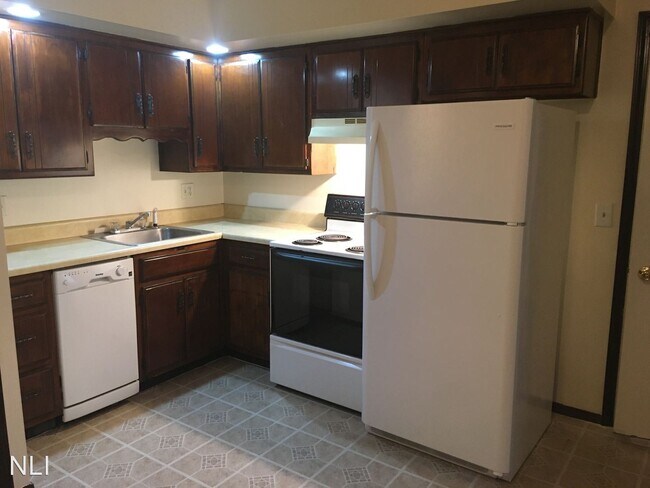 Building Photo - 2226-2228 Versailles Village Pl