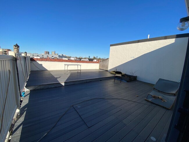 Building Photo - Available 9/1. Penthouse duplex 2bed w/ HU...