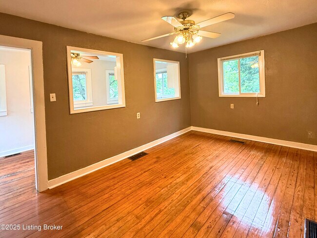 Foto del edificio - 13714-B N Blakely Ln