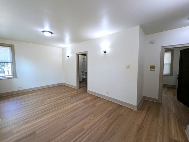 Building Photo - 1 bedroom in CHICAGO IL 60618