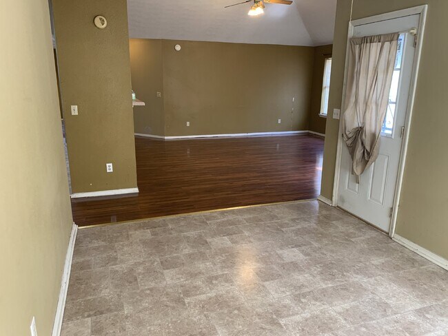 Foto del edificio - "Spacious 3-Bedroom Oasis with 2 Full Bath...