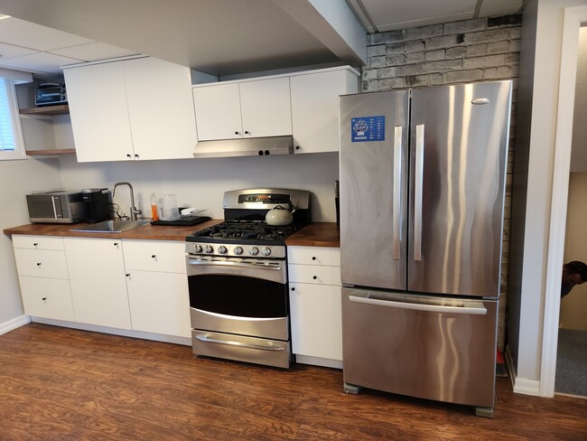 Stainless steel appliances - 975 Cobblestone Cres