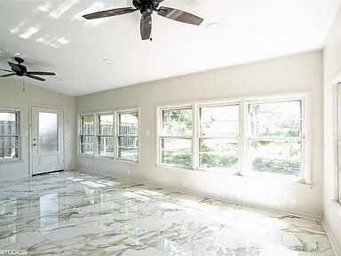 Foto del edificio - 3215 E 8th St