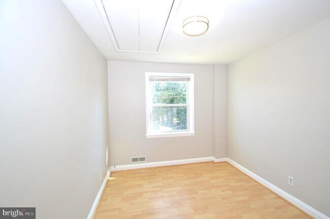 Building Photo - 1427 Kirkwood Rd