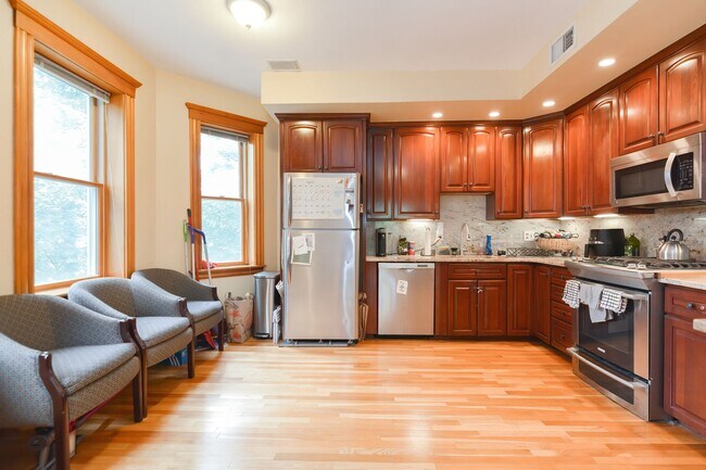Foto del edificio - HOT BROOKLINE LISTING!!!!!