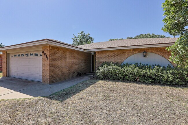 Building Photo - Spacious 3/2/2 near McCullough Park