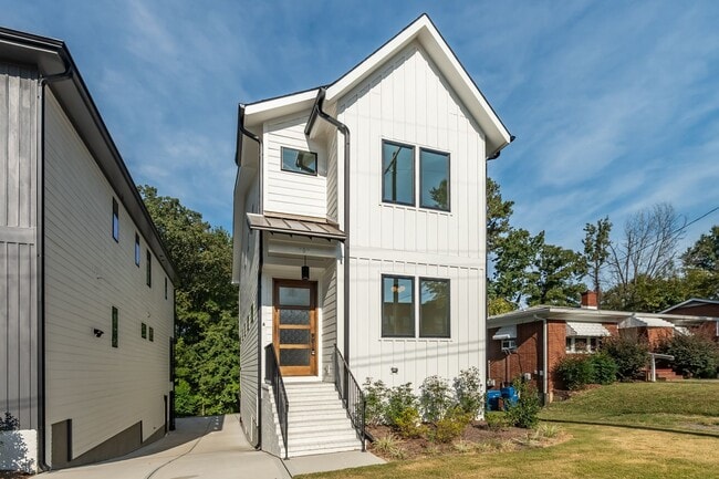 Photo - 4-bedroom, 4-bathroom Custom Home in Durha...