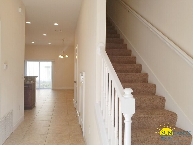 Building Photo - Spacious 3 Bedroom Townhouse in Palm Reserve
