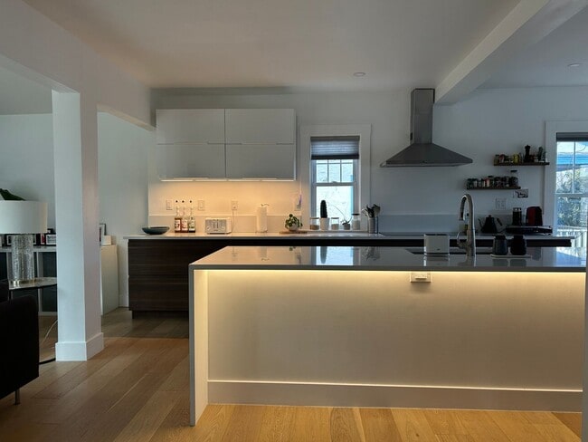 Building Photo - Charming 4 Bedroom