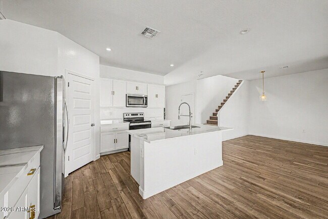 Foto del edificio - 2760 W Stradling Ave