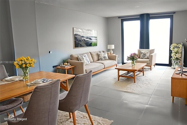 Building Photo - 901 Hillcrest Dr