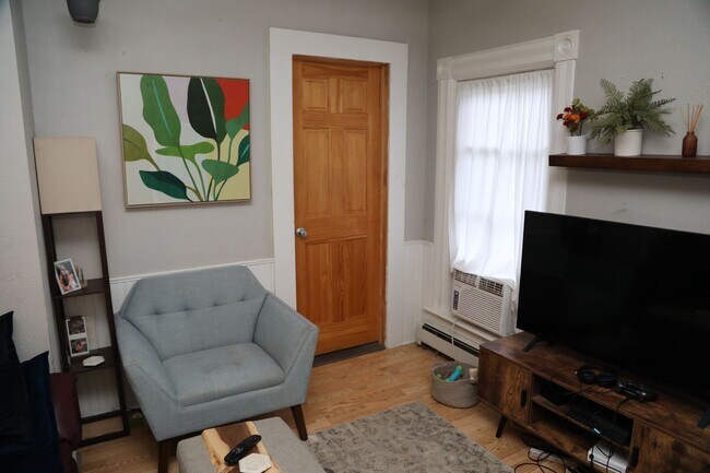 Foto del edificio - 3 Bedroom with Laundry and Off Street Park...