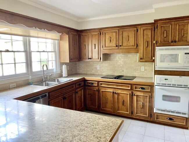 Building Photo - 404 Pinecrest Dr