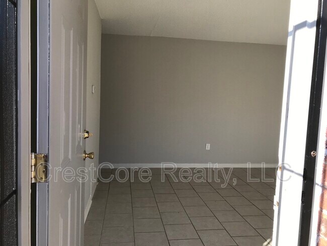 Building Photo - 3230 Maple Hill Dr