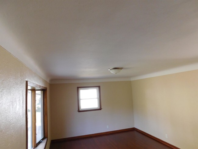 Building Photo - 2919 Waveland Dr NW