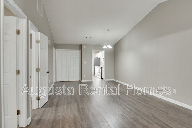 Foto del edificio - 4035 Calypso Dr