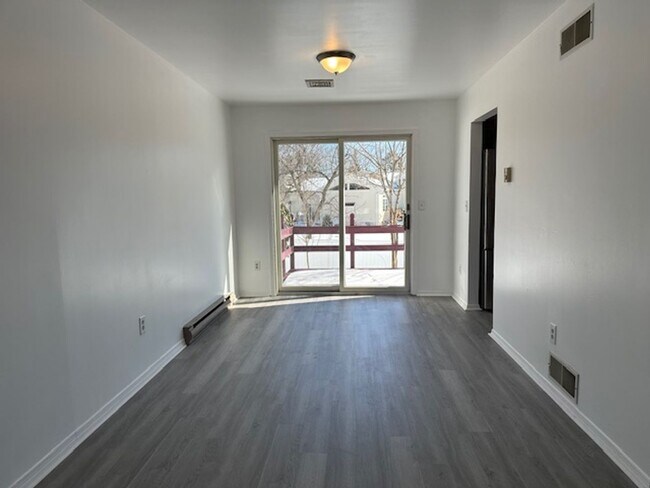 Foto del edificio - 2109 Highland Ct