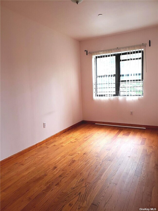 Foto del edificio - 31-11 Linden Pl