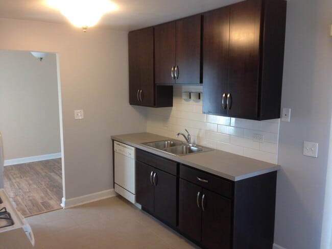 Building Photo - 924 Surrey Dr