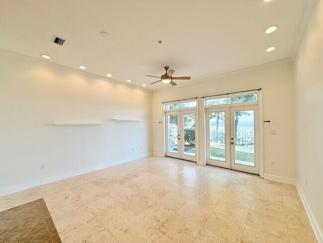 Foto del edificio - 3-Level Waterfront Townhome