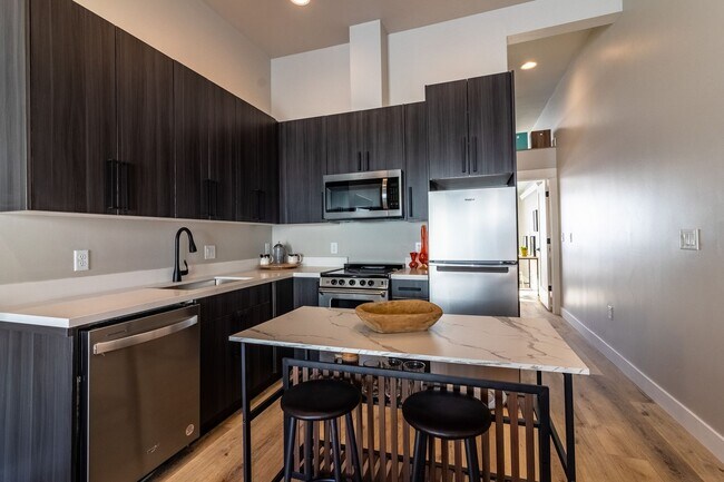 Foto del edificio - Upscale One-Bedroom Condominium