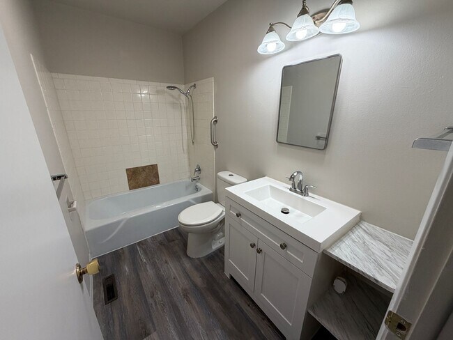 Foto del edificio - Charming 1-Bedroom Condo in Desirable West End Neighborhood