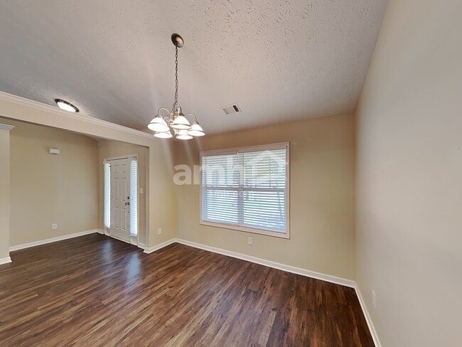 Building Photo - 303 Cole Creek Dr