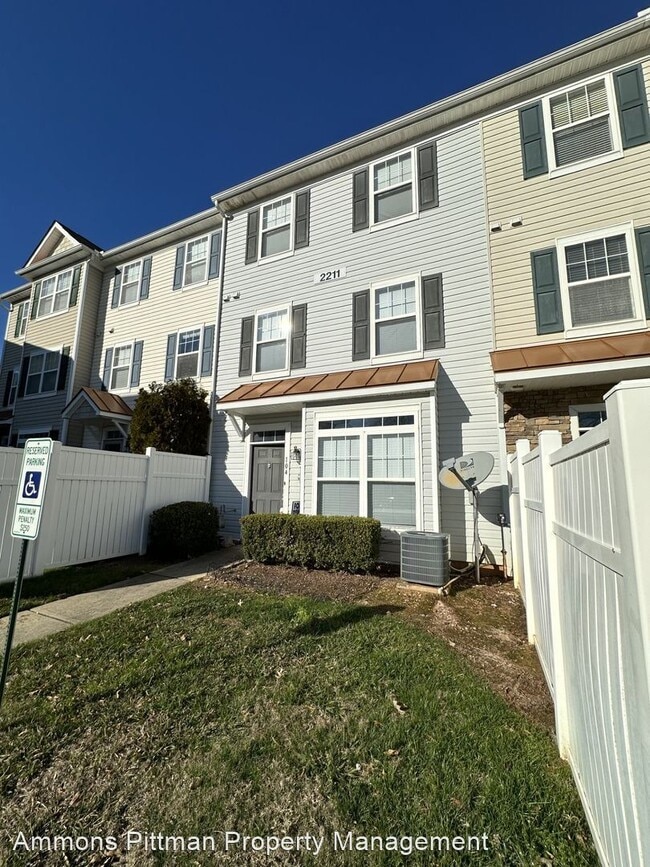 Building Photo - 3 br, 2.5 bath House - 2211 Raven Road Uni...