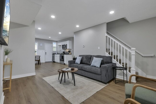 Building Photo - Modern 2BR Townhouse Walk to Downtown All Utilities Included