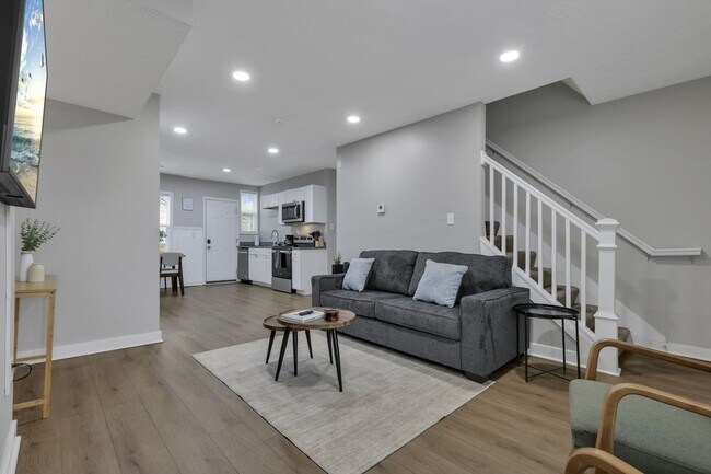 Foto del edificio - Modern 2BR Townhouse Walk to Downtown All Utilities Included
