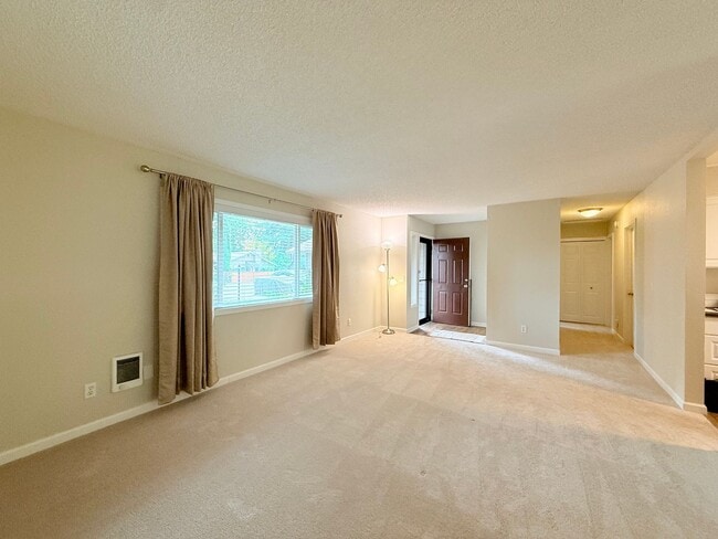Foto del edificio - Super Cute 2 Bedroom Condo in Tigard!!! Water, Sewer and Garbage Included!!!