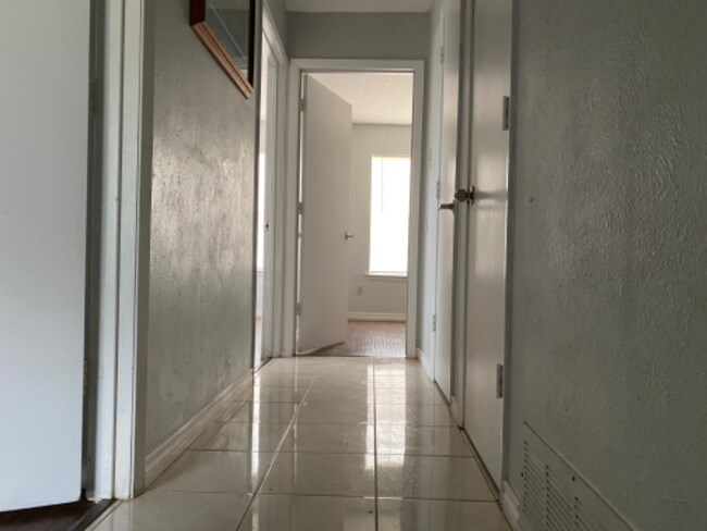 Foto del edificio - 716 Royal Crest Dr