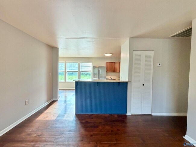 Building Photo - 2110 Fernbrook Dr NE
