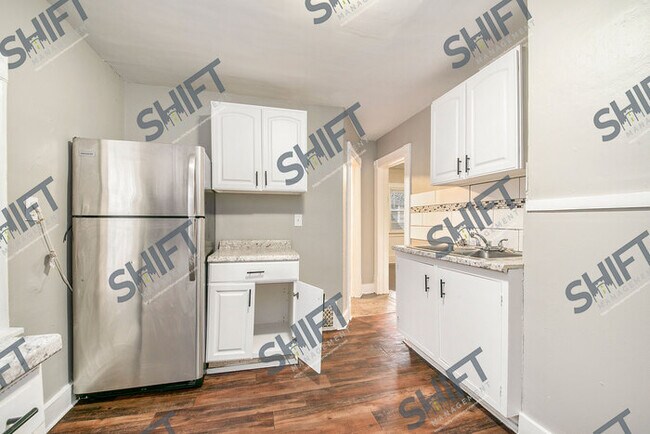 Building Photo - 811 Clancy #2 - Renovated 3 bedroom