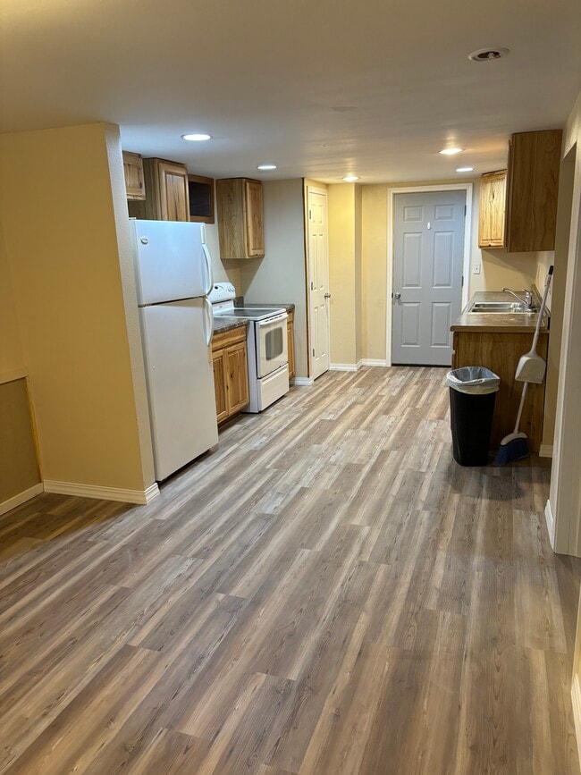 Building Photo - 20427 W Clark Ave Apt 11