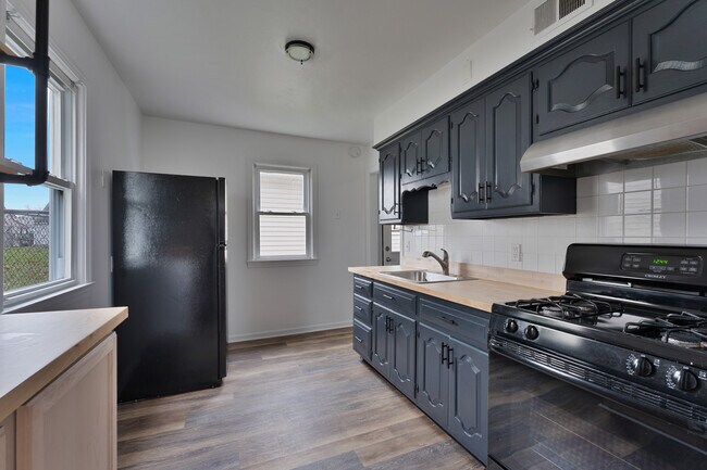 Building Photo - 98 N Navarre Ave