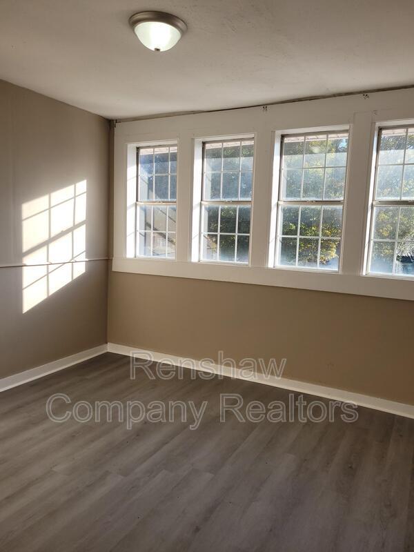 Building Photo - 304 N Ury St