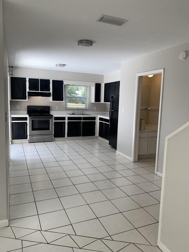 Building Photo - 2622 SE Normand St