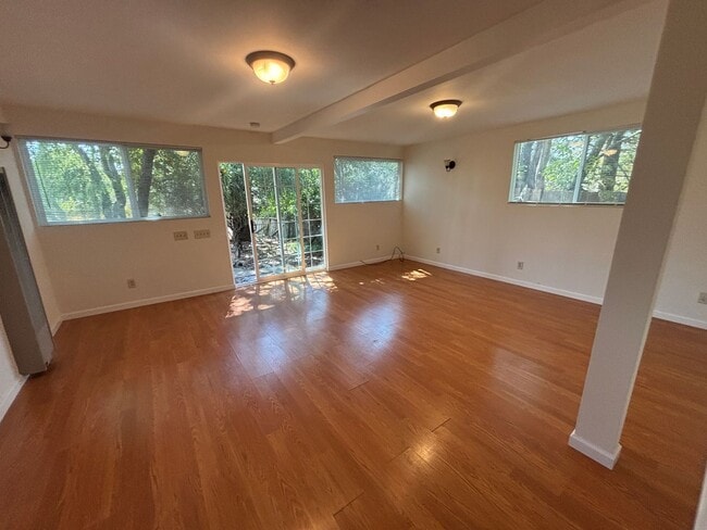 Building Photo - 552