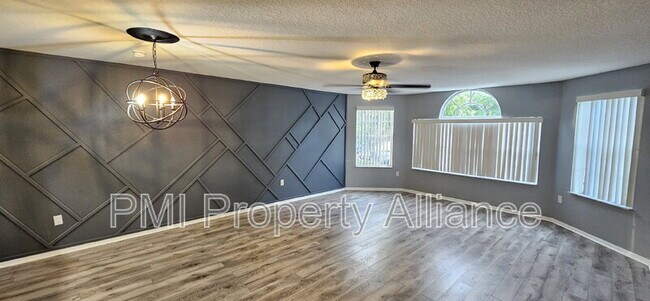 Foto del edificio - 8714 Rain Forest Rd