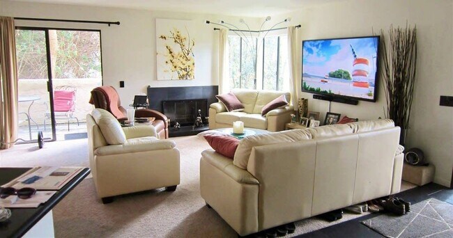 Foto del edificio - LA JOLLA - 2 Br + Den, Private End Unit To...