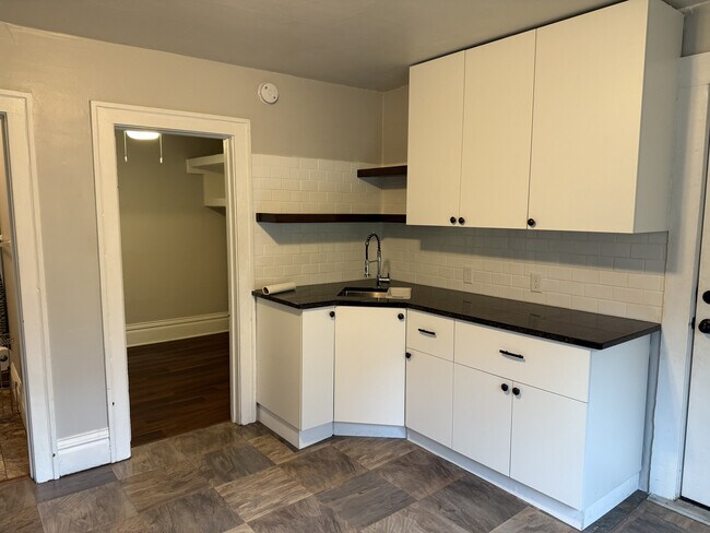 Foto principal - 427 19th Ave NE